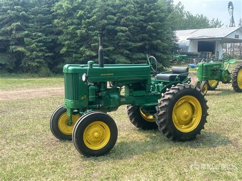Zabytkowy ciągnik John Deere Model D na tle pól