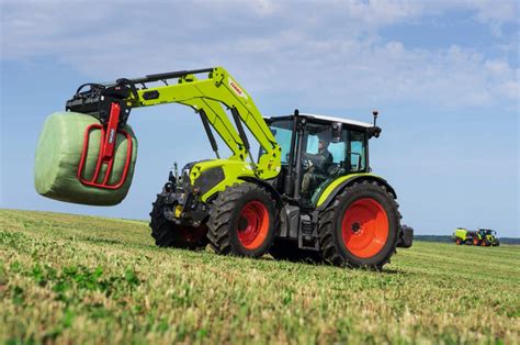 zdjęcie wnętrza kabiny Claas Axos 3 z widocznym dżojstikiem do obsługi ładowacza