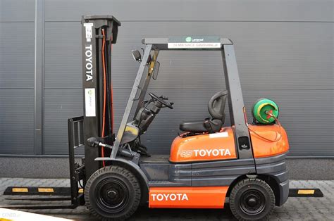 Wózek widłowy Toyota w akcji podczas załadunku