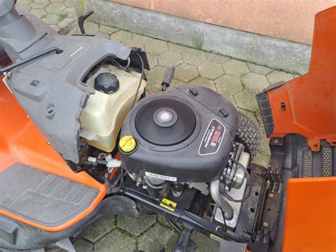 Schemat techniczny przedstawiający rozmieszczenie kluczowych podzespołów traktora Husqvarna TC 38