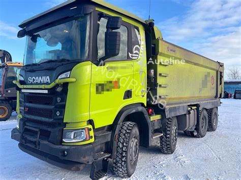 Scania 8x4 wywrotka na placu budowy