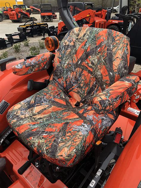 Infographic illustrating key features to consider when choosing a tractor seat cover