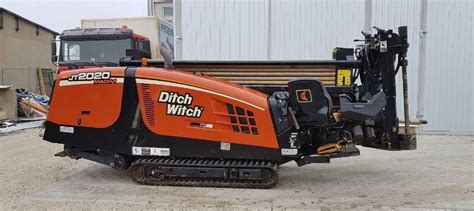 Zdjęcie operacyjne wiertnicy horyzontalnej Ditch Witch JT2020 na placu budowy