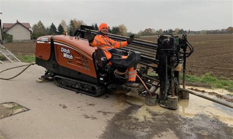 Schemat techniczny przedstawiający proces przewiertu sterowanego przy użyciu wiertnicy Ditch Witch