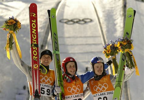 Zdjęcie z podium olimpijskiego z Vancouver, na którym Simon Ammann i Adam Małysz świętują sukcesy