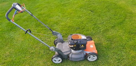 Widok ogólny kosiarki spalinowej Husqvarna LB48V na zadbanym trawniku