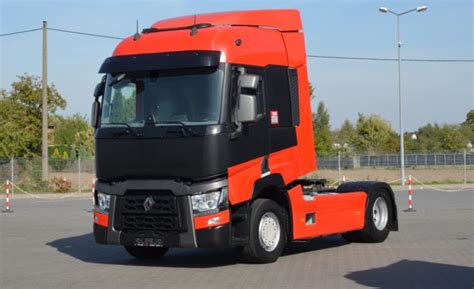 Tematyczne zdjęcie ciągnika siodłowego Renault Gama T w ruchu