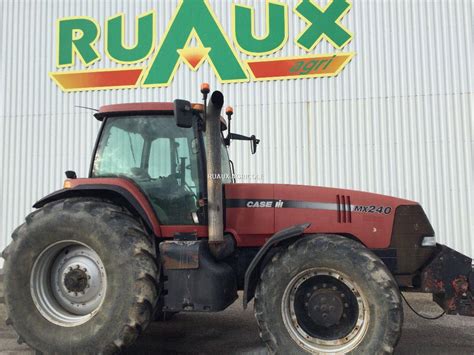 Case IH Magnum MX 240 pracujący na polu