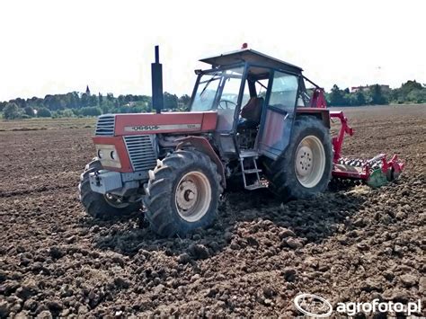 Zdjęcie przedstawiające ciągnik Ursus 1214 podczas pracy w polu