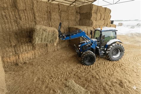 Ciągnik Landini Serii 5 z zamontowanym ładowaczem czołowym w akcji