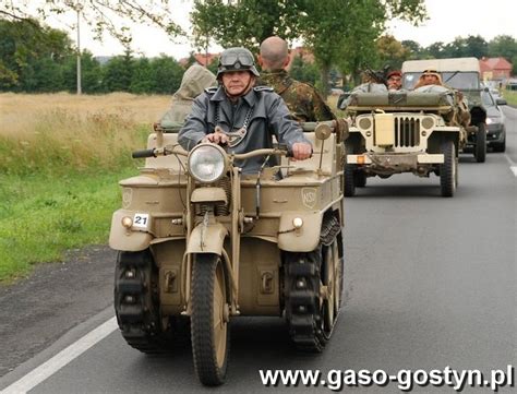 Zdjęcie przedstawiające kolekcję historycznych pojazdów Raben, w tym Scanię-Vabis L71 Regent