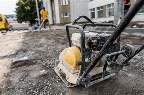 Zagęszczarka wibracyjna podczas pracy na placu budowy