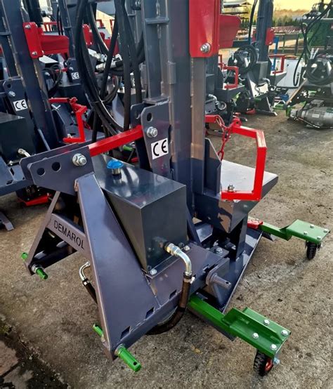 Schemat wozidła samozaładowczego z zaznaczoną łyżką ładującą i układem hydraulicznym