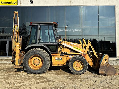 infografika przedstawiająca zestawienie parametrów technicznych popularnych modeli koparko-ładowarek: JCB 3CX, Case 580 SK oraz CAT 428