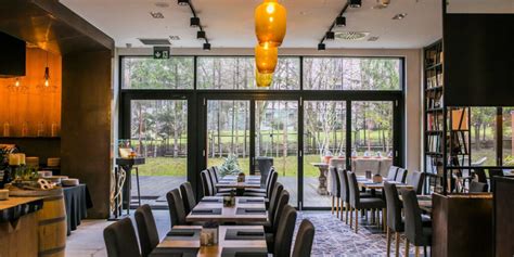 Wnętrze restauracji Red Rock City w Lublinie z charakterystycznymi stolikami w kratę