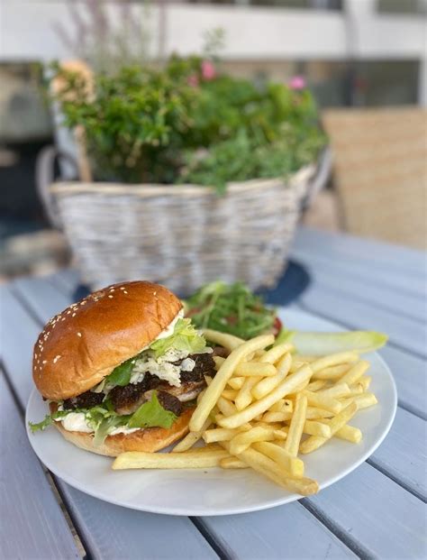 Zestaw burgera z frytkami i surówką Colesław