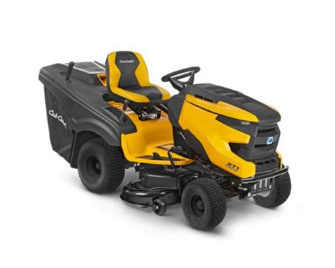 Zestawienie różnych modeli traktorów ogrodowych Cub Cadet w ogrodzie