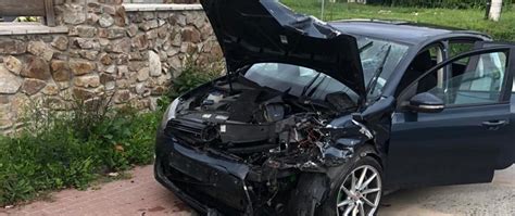Zniszczony motorower i samochód osobowy po wypadku