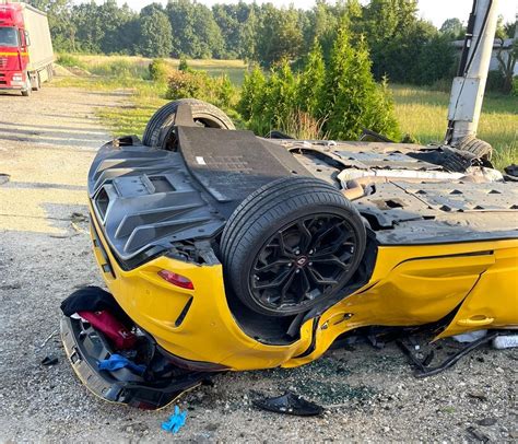 Wrak samochodu osobowego po wypadku pod Szprotawą