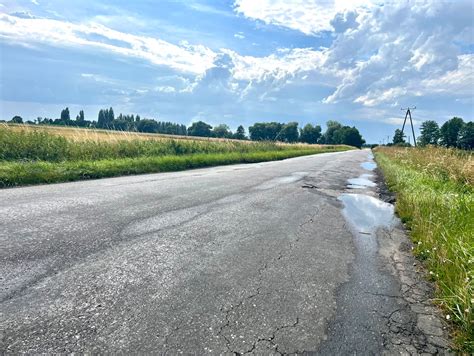 Zniszczona droga gruntowa w podgorzowskiej Baczynie