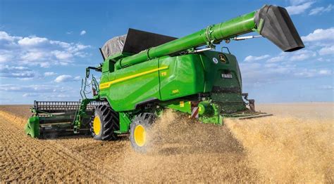 zdjęcie kombajnu zbożowego John Deere 330 podczas pracy