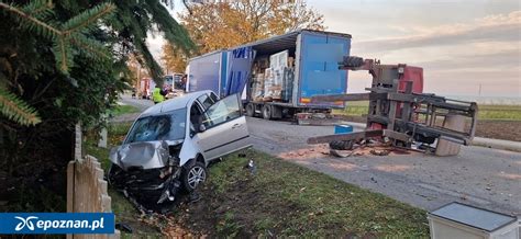 Zdjęcie uszkodzonego wózka widłowego w rowie po wypadku