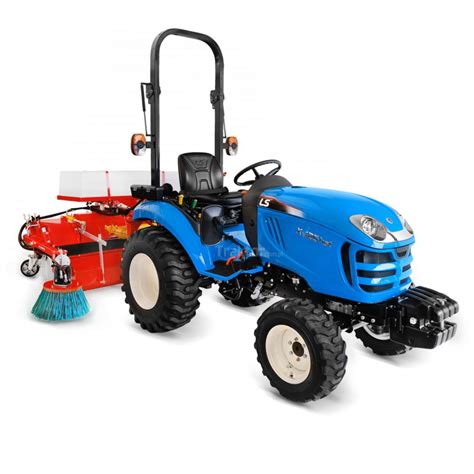 Traktor LS XJ 25 HST z zamontowaną zamiatarką i szczotką boczną