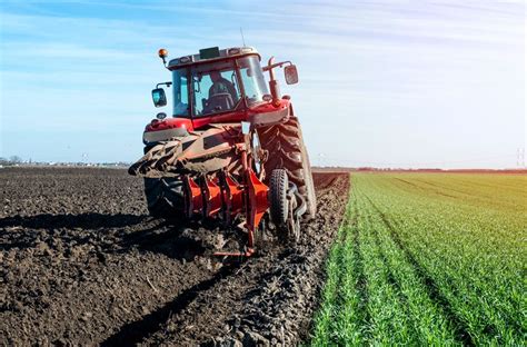 Tematyczne zdjęcie wału uprawowego Kverneland w pracy na polu