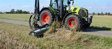 Thematic photo of a kosiarka bijakowa (flail mower) working in a field, mulching crop residues.