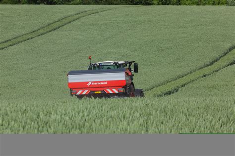 Zdjęcie przedstawiające rozsiewacz Kverneland Exacta TL podczas pracy na polu