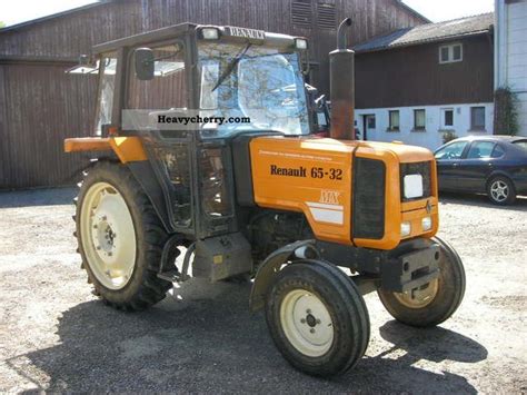Tabela techniczna porównująca specyfikację ciągników rolniczych Renault 65-32 MX oraz Renault 891
