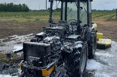 Widok ogólny ciągnika sadowniczego Lamborghini w trakcie pracy w sadzie