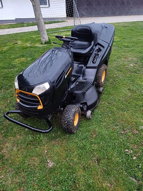 Traktor ogrodowy McCulloch M200-107TC na dużym trawniku