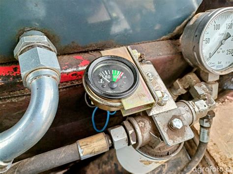 zdjęcie wskaźnika temperatury oleju hydraulicznego w ciągniku