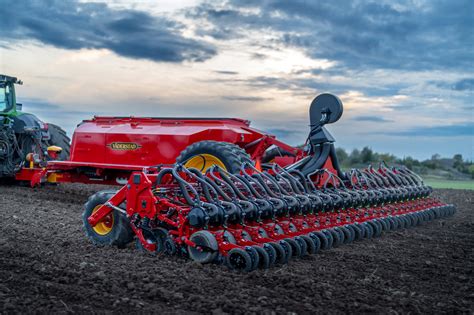Schemat budowy sekcji wysiewającej siewnika Väderstad Tempo prezentujący układ PowerShoot oraz system dozowania