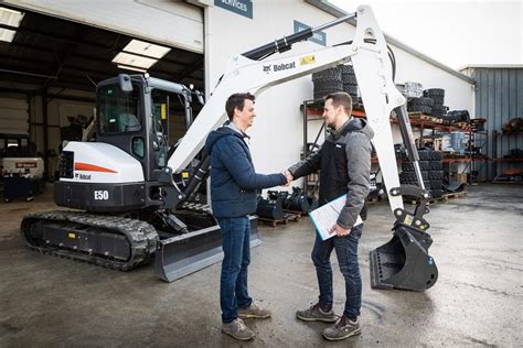 zdjęcie mechaników serwisujących maszynę Bobcat