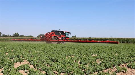 Schemat przedstawiający zaawansowane systemy oprysku Agrifac w pracy polowej