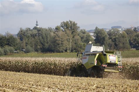 Ciągnik trzyosiowy PB 400 III podczas prac polowych