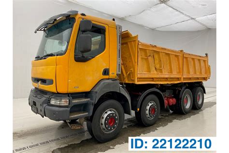 Zdjęcie przedstawiające żółtą wywrotkę Renault Kerax 8x4 na placu budowy