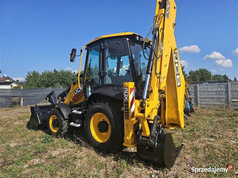 Zdjęcie koparko-ładowarki JCB 3CX wykonującej prace ziemne