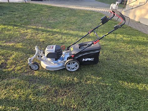Zdjęcie przedstawiające kosiarkę elektryczną NAC, ukazujące jej kompaktową budowę oraz ergonomiczny uchwyt.