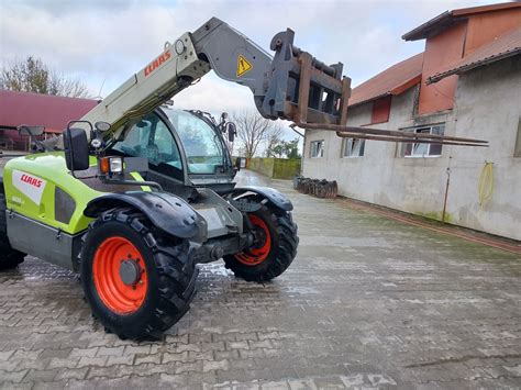 Ładowarka teleskopowa Claas Scorpion podczas pracy w gospodarstwie rolnym