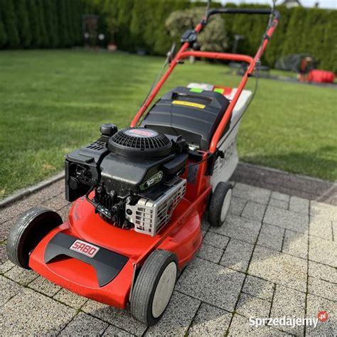 Zdjęcie przedstawiające kosiarkę spalinową SABO serii Compact w trakcie pracy w ogrodzie
