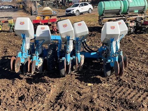 Schemat porównujący tradycyjny wysiew z systemem MONOSEM TWIN-ROW SYNC-ROW®