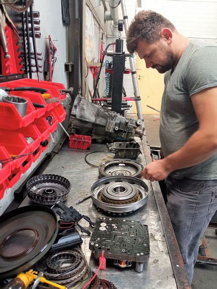 zdjęcie warsztatu mechanicznego specjalizującego się w skrzyniach biegów JCB