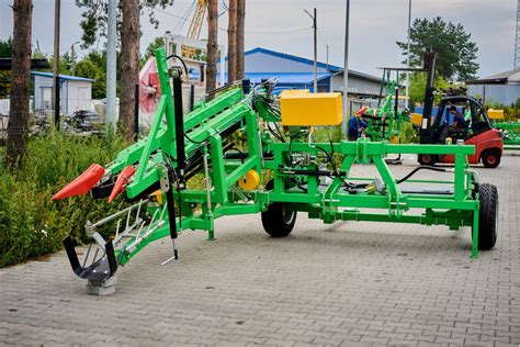 Widok na nowoczesną sadzarkę do drzewek i krzewów pracującą na polu rolnym