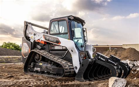 zdjęcie kompaktowej ładowarki gąsienicowej Bobcat T76 podczas pracy