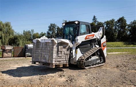 zdjęcie autoryzowanego serwisu Bobcat z mechanikami i narzędziami