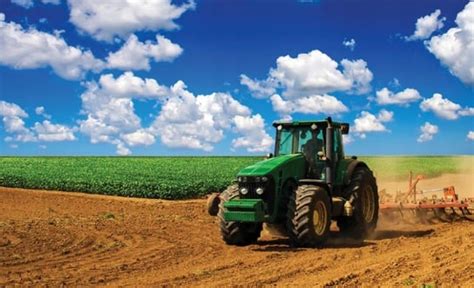 Traktor przejeżdżający przez malowniczy krajobraz Puszczy Zielonki