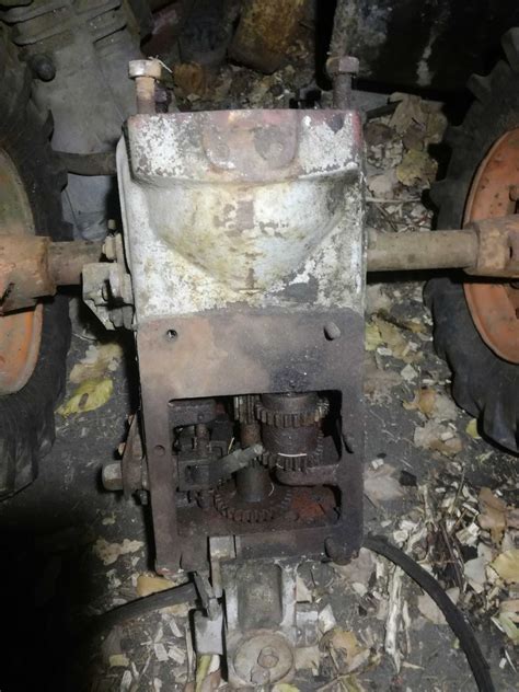 Widok na podwozie traktorka ogrodowego z uwidocznionym tylnym mostem